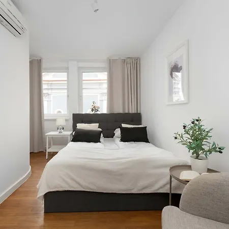 Family With 3 Bedrooms & Air Conditioning In The Centre Of By Renters Apartman