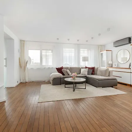 Family With 3 Bedrooms & Air Conditioning In The Centre Of By Renters Apartman *