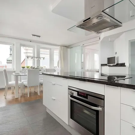 公寓 Family With 3 Bedrooms & Air Conditioning In The Centre Of By Renters *