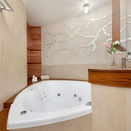Family With 3 Bedrooms & Air Conditioning In The Centre Of By Renters 公寓 *