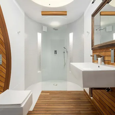 Family With 3 Bedrooms & Air Conditioning In The Centre Of By Renters 公寓 *