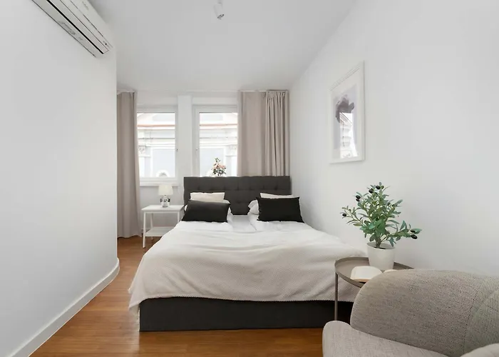 Family With 3 Bedrooms & Air Conditioning In The Centre Of By Renters Apartman