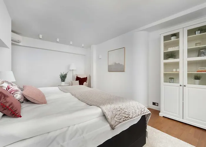 Family With 3 Bedrooms & Air Conditioning In The Centre Of By Renters