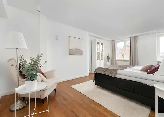 Family With 3 Bedrooms & Air Conditioning In The Centre Of By Renters *