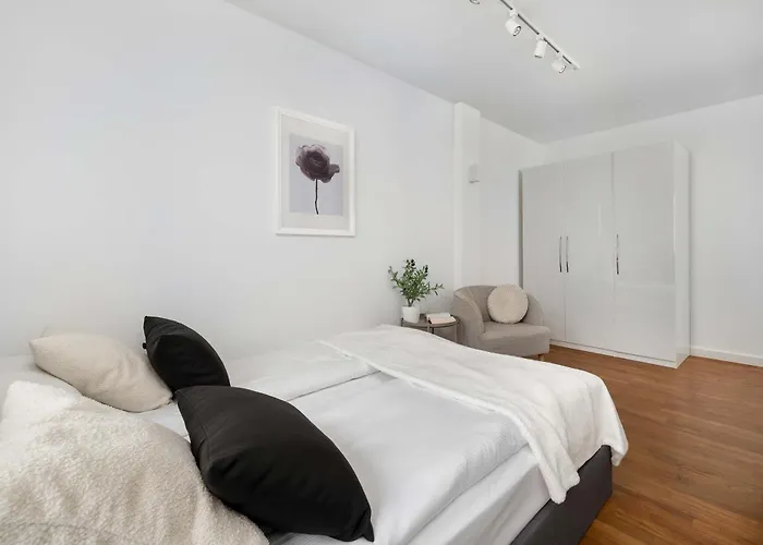 Family With 3 Bedrooms & Air Conditioning In The Centre Of By Renters