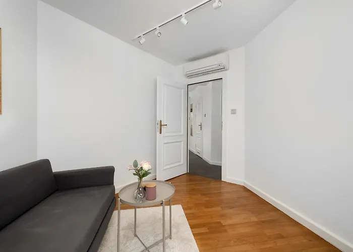 Apartman Family With 3 Bedrooms & Air Conditioning In The Centre Of By Renters