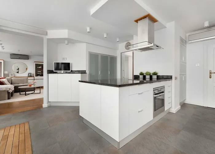 Family With 3 Bedrooms & Air Conditioning In The Centre Of By Renters *