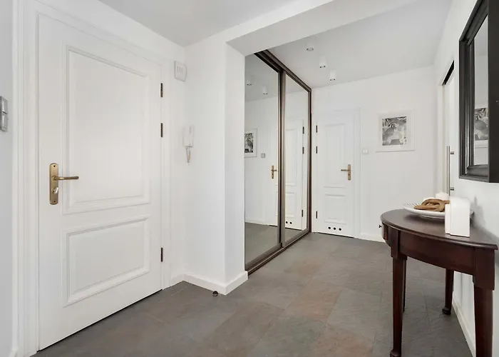 Family With 3 Bedrooms & Air Conditioning In The Centre Of By Renters Wrocław