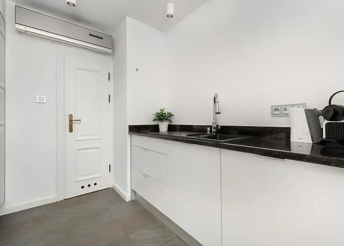 Apartman Family With 3 Bedrooms & Air Conditioning In The Centre Of By Renters