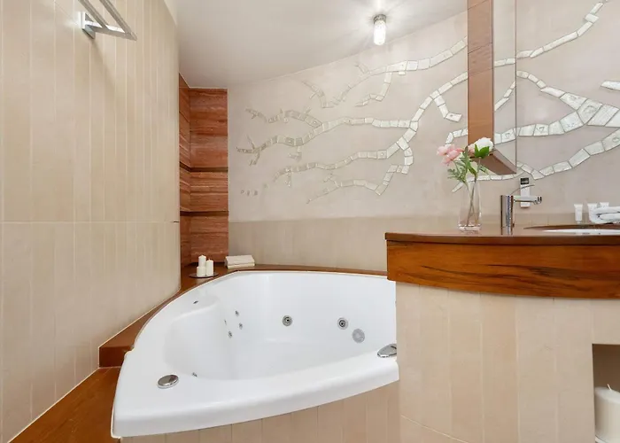 Family With 3 Bedrooms & Air Conditioning In The Centre Of By Renters Apartman *