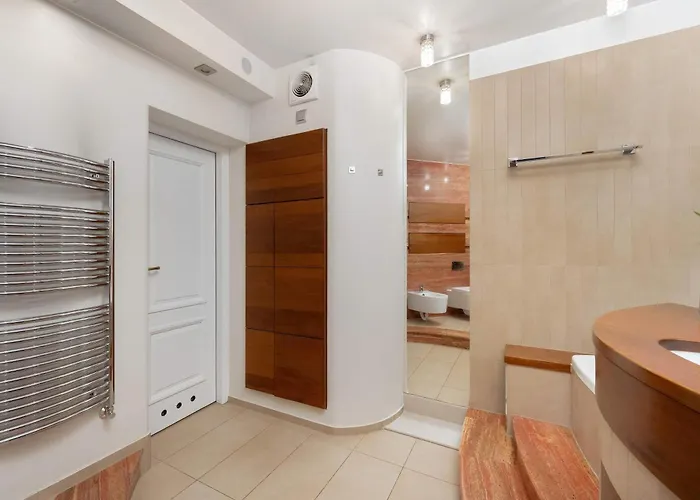 Family With 3 Bedrooms & Air Conditioning In The Centre Of By Renters Apartman *