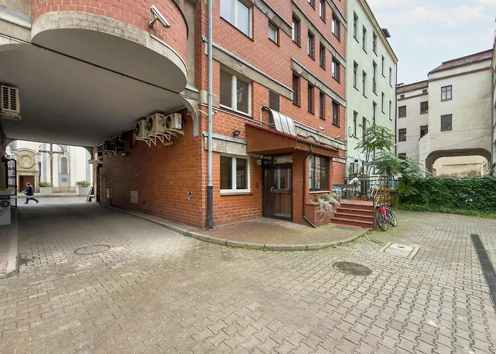 Apartman Family With 3 Bedrooms & Air Conditioning In The Centre Of By Renters *