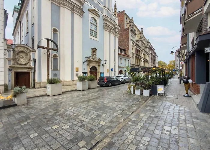 Family With 3 Bedrooms & Air Conditioning In The Centre Of By Renters