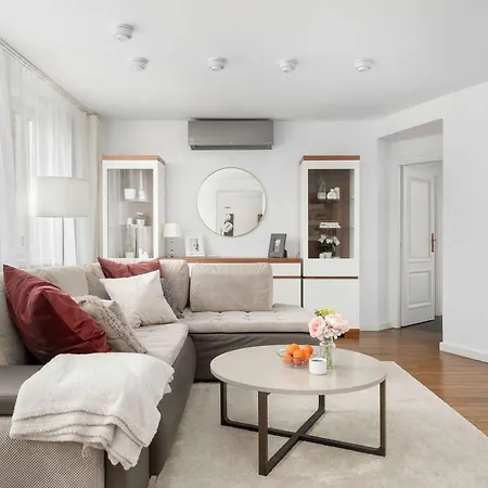 Family With 3 Bedrooms & Air Conditioning In The Centre Of By Renters ヴロツワフ