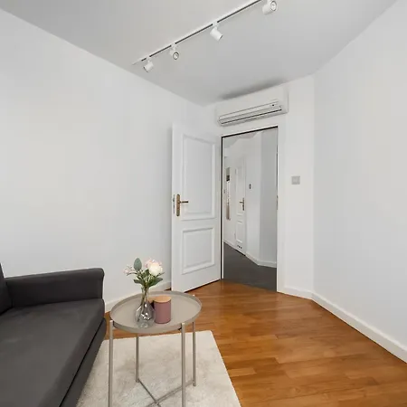 アパート Family With 3 Bedrooms & Air Conditioning In The Centre Of By Renters