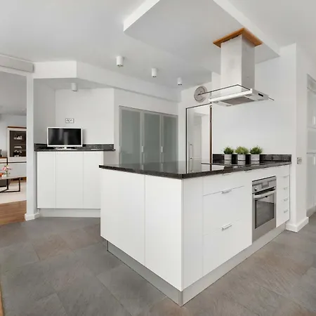 Family With 3 Bedrooms & Air Conditioning In The Centre Of By Renters *