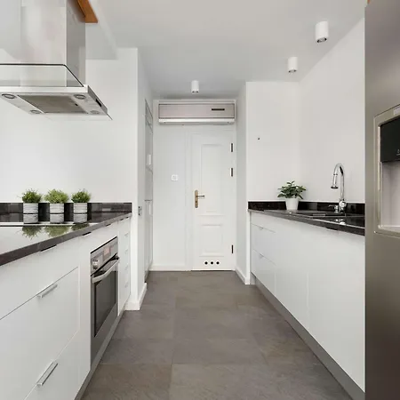 Family With 3 Bedrooms & Air Conditioning In The Centre Of By Renters *