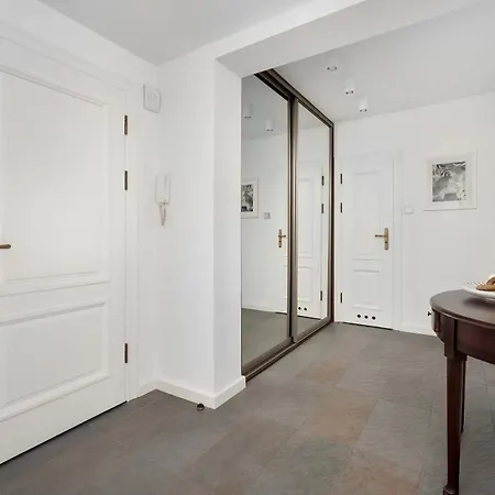 Family With 3 Bedrooms & Air Conditioning In The Centre Of By Renters ヴロツワフ