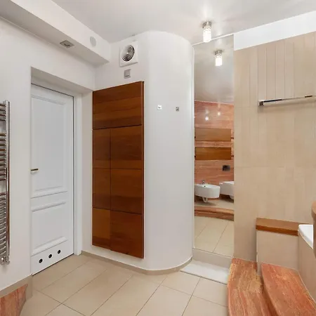 Family With 3 Bedrooms & Air Conditioning In The Centre Of By Renters アパート *