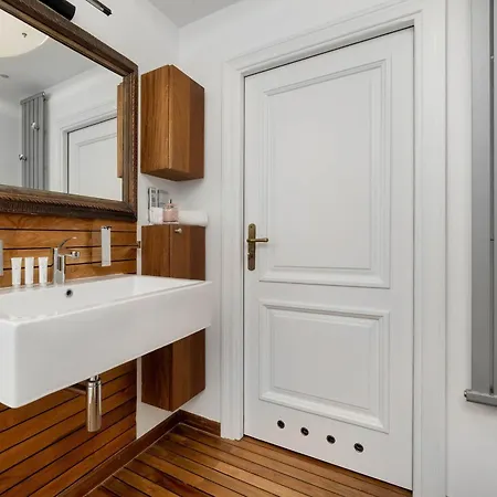 Family With 3 Bedrooms & Air Conditioning In The Centre Of By Renters *