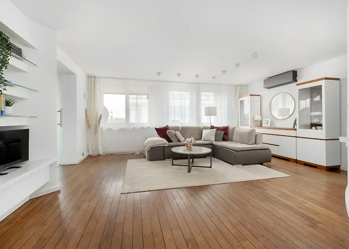 Family With 3 Bedrooms & Air Conditioning In The Centre Of By Renters 公寓 *