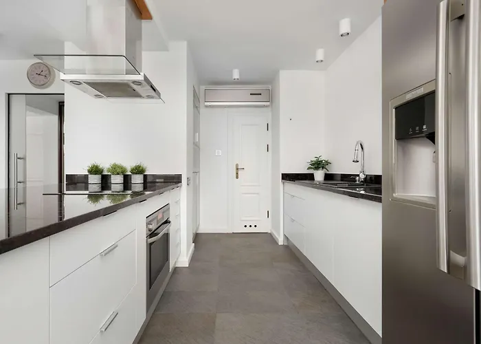 Family With 3 Bedrooms & Air Conditioning In The Centre Of By Renters *