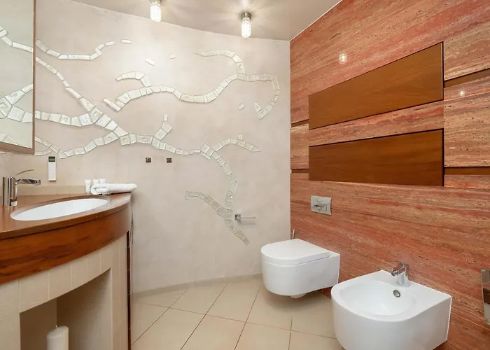 Family With 3 Bedrooms & Air Conditioning In The Centre Of By Renters *