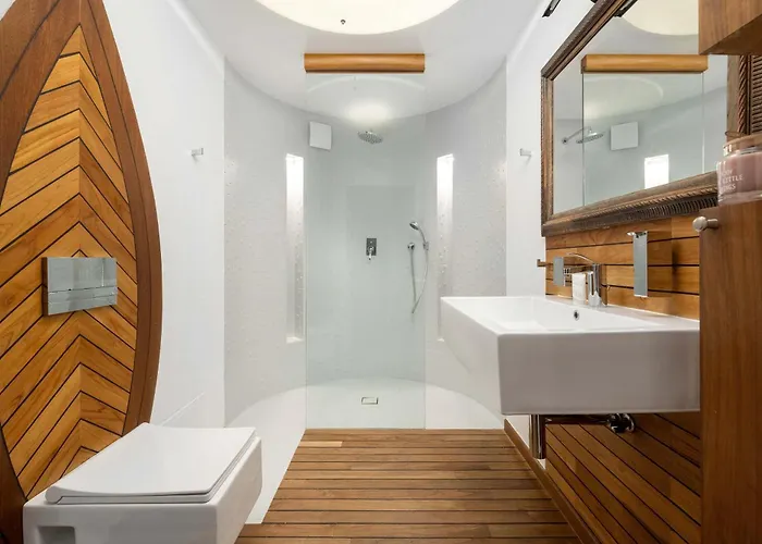 Family With 3 Bedrooms & Air Conditioning In The Centre Of By Renters 公寓 *